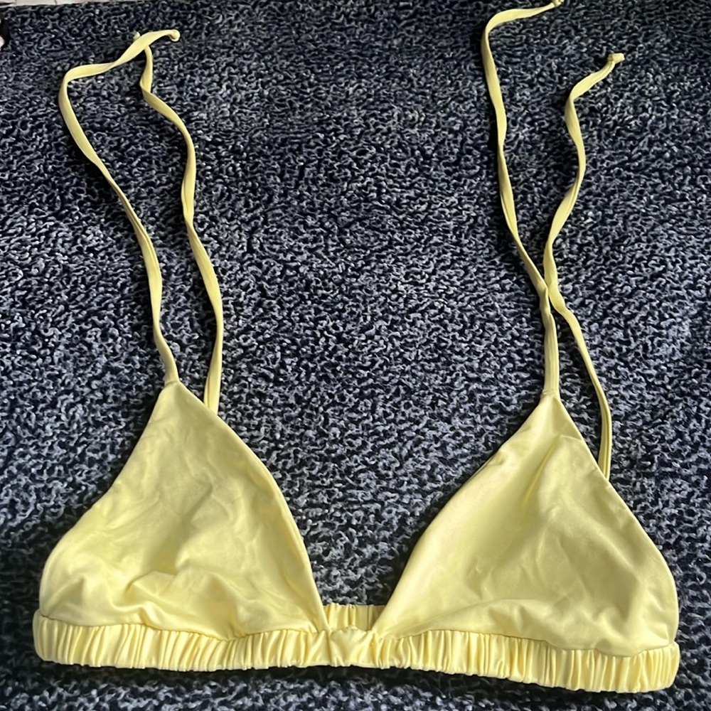 Frankie’s bikini yellow top